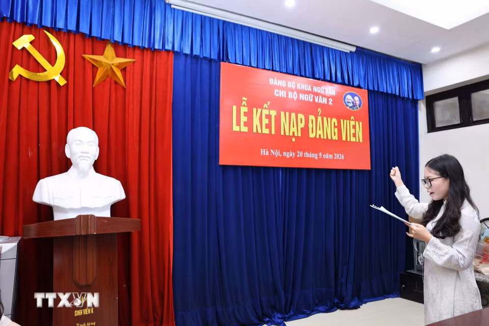 Đảng viên mới là sinh viên ưu tú Khoa Ngữ văn tuyên thệ. (Ảnh: Thanh Tùng/TTXVN)