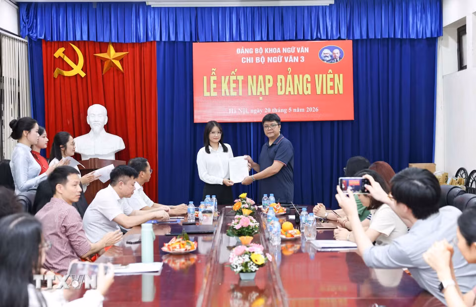 Sinh viên ưu tú Khoa Ngữ văn (Trường Đại học Sư phạm Hà Nội) nhận quyết định kết nạp Đảng. (Ảnh: Thanh Tùng/TTXVN)