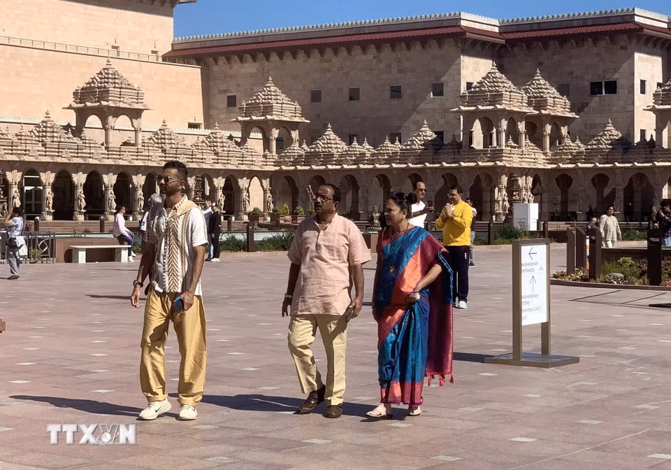 Du khách tham quan quần thể đền BAPS Swaminarayan Akshardham ở bang New Jersey. (Ảnh: Ngọc Quang/TTXVN)