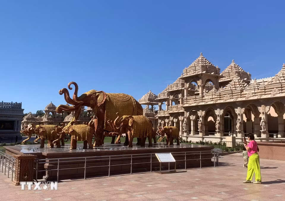 Du khách tham quan khu vực tượng voi tại quần thể đền BAPS Swaminarayan Akshardham ở bang New Jersey. (Ảnh: Ngọc Quang/TTXVN)