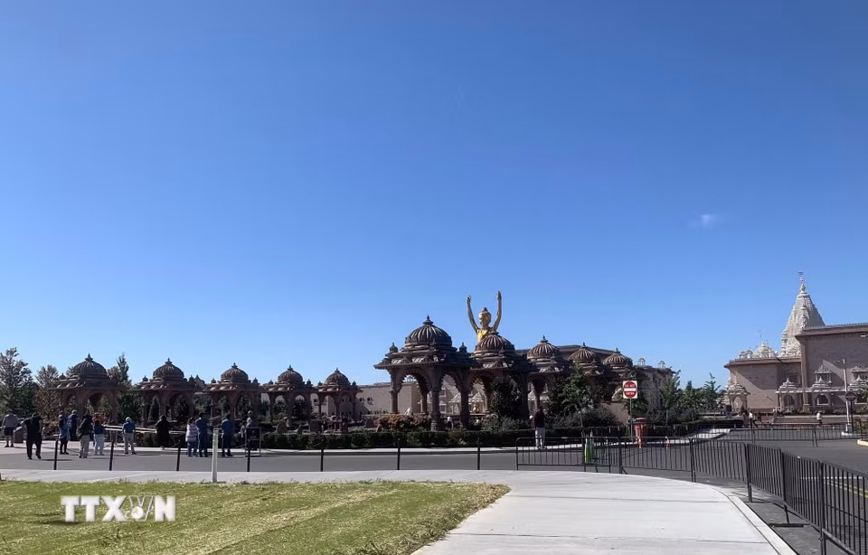 Nằm tại Robbinsville (bang New Jersey), quần thể đền Akshardham được khánh thành sau hơn một thập kỷ xây dựng từ năm 2011 đến 2023, với sự tham gia của khoảng 12.500 tình nguyện viên trên khắp nước Mỹ, đóng góp hàng triệu giờ lao động. (Ảnh: Ngọc Quang/TTXVN)