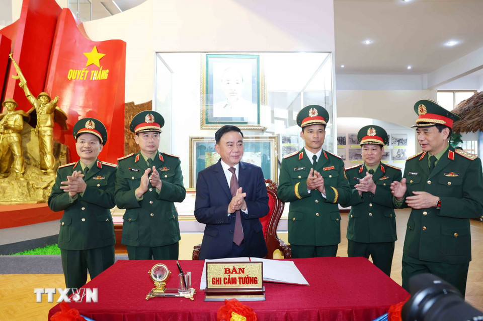 Thường trực Ban Bí thư Trần Cẩm Tú ghi cảm tưởng vào sổ vàng lưu niệm tại Bảo tàng Quân đoàn 12. (Ảnh: Phương Hoa/TTXVN)