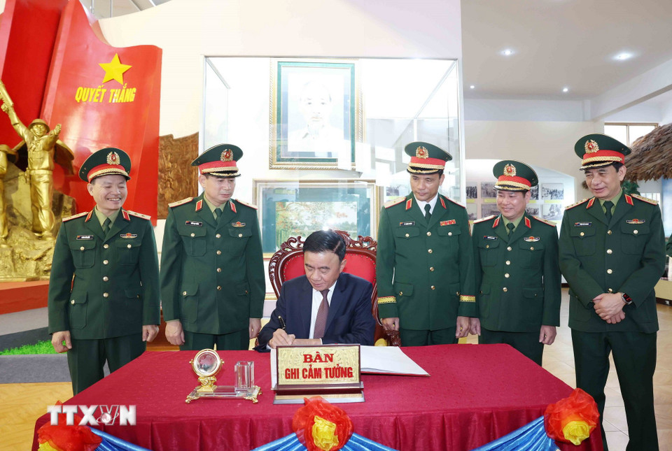 Thường trực Ban Bí thư Trần Cẩm Tú ghi cảm tưởng vào sổ vàng lưu niệm tại Bảo tàng Quân đoàn 12. (Ảnh: Phương Hoa/TTXVN)