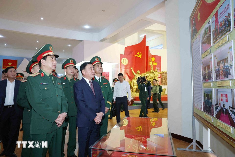 Thường trực Ban Bí thư Trần Cẩm Tú tham quan Bảo tàng Quân đoàn 12. (Ảnh: Phương Hoa/TTXVN)