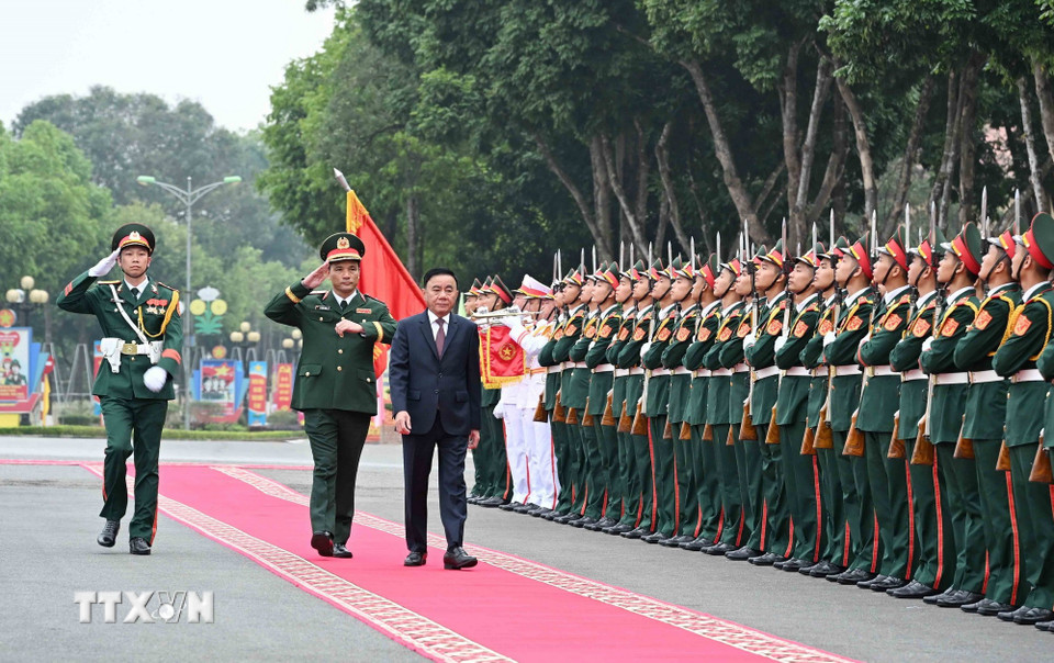 Thường trực Ban Bí thư Trần Cẩm Tú duyệt đội danh dự. (Ảnh: Phương Hoa/TTXVN)