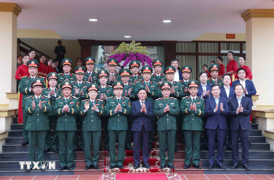 Thường trực Ban Bí thư Trần Cẩm Tú cùng các đại biểu tại Quân đoàn 12. (Ảnh: Phương Hoa/TTXVN)