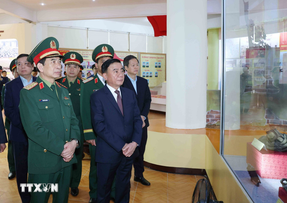 Thường trực Ban Bí thư Trần Cẩm Tú tham quan Bảo tàng Quân đoàn 12. (Ảnh: Phương Hoa/TTXVN)
