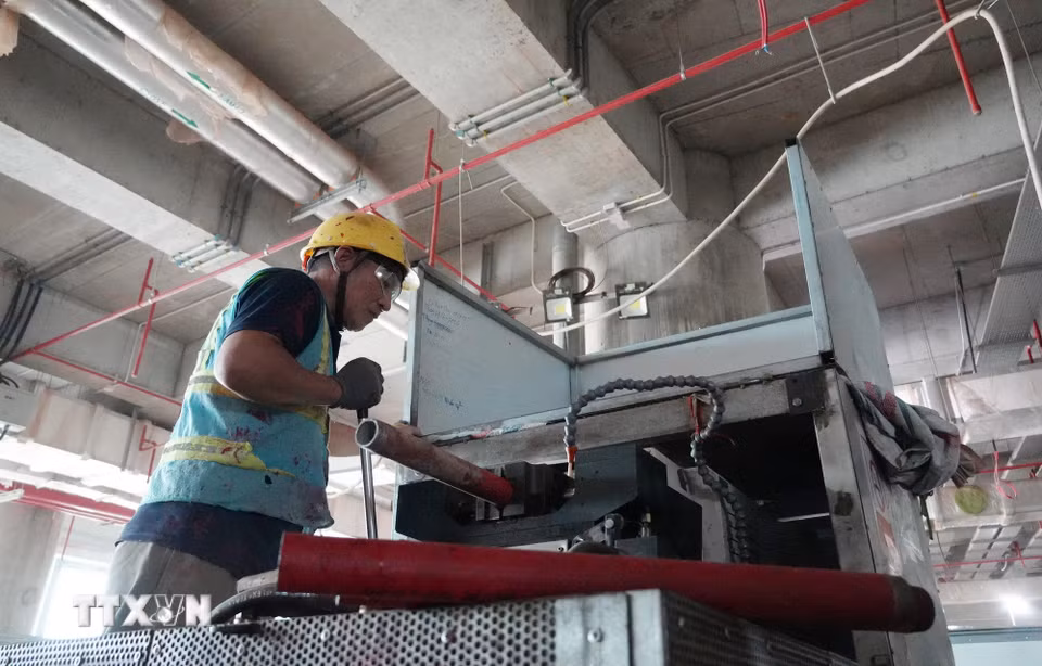 Người lao động hoàn thiện các kết cấu để lắp đặt tại hệ thống phòng cháy, chữa cháy ga hành khách sân bay Long Thành. (Ảnh: Công Phong/TTXVN)