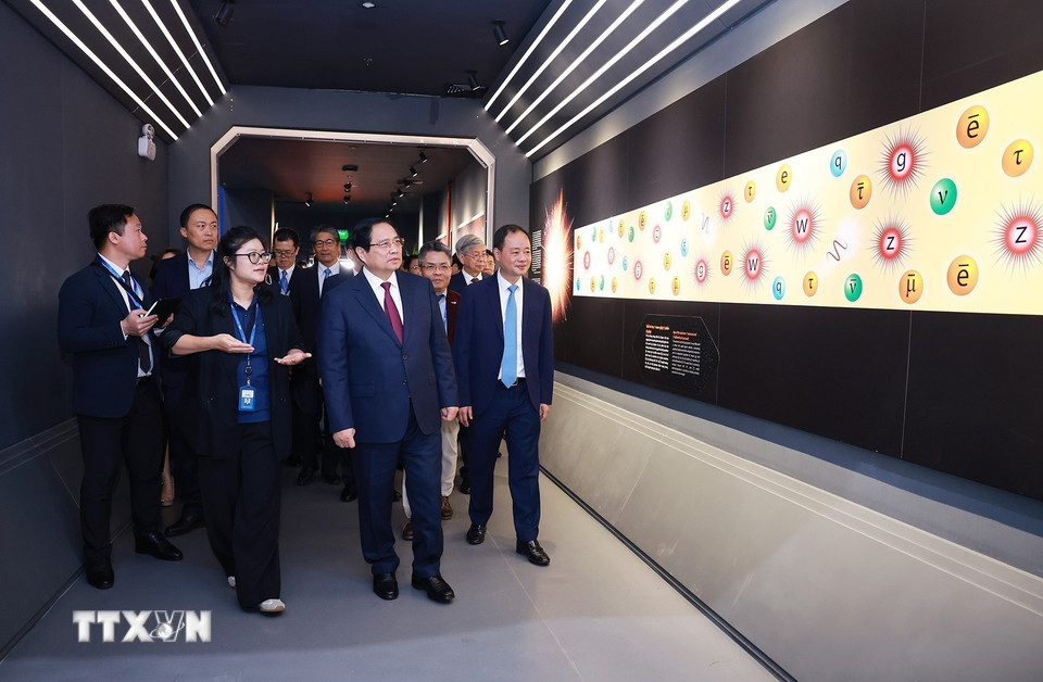 Thủ tướng Phạm Minh Chính tham quan Bảo tàng vũ trụ Việt Nam tại Khu Công nghệ cao Hòa Lạc. (Ảnh: Dương Giang/TTXVN)