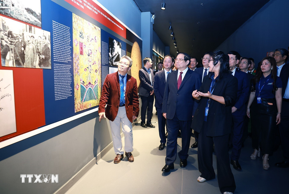 Thủ tướng Phạm Minh Chính tham quan Bảo tàng vũ trụ Việt Nam tại Khu Công nghệ cao Hòa Lạc. (Ảnh: Dương Giang/TTXVN)
