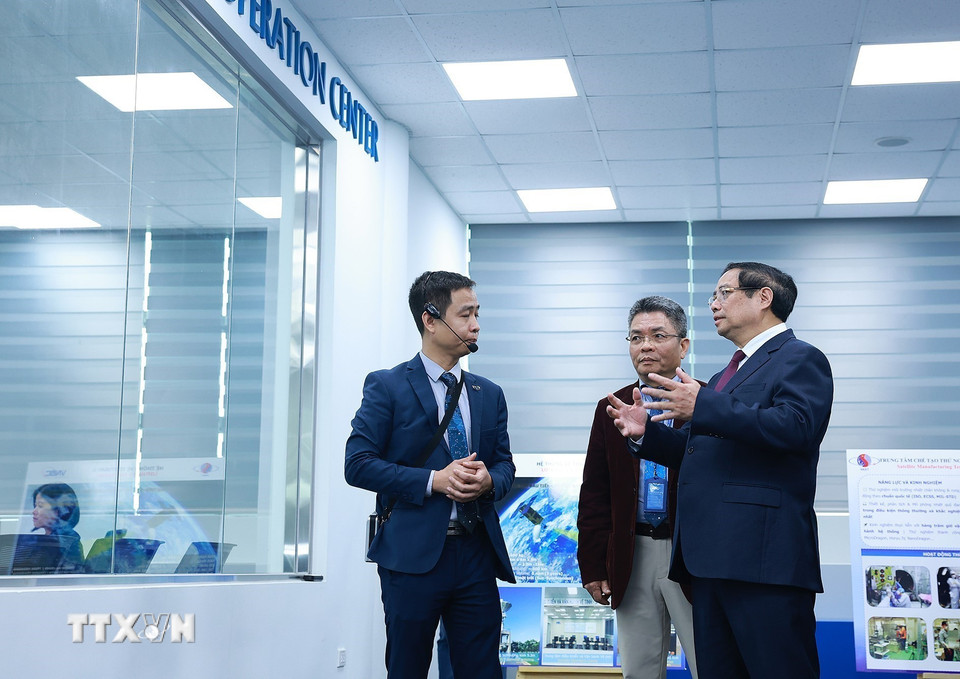 Thủ tướng Phạm Minh Chính tham quan Trung tâm tham quan Trung tâm vũ trụ Việt Nam tại Khu Công nghệ cao Hòa Lạc. (Ảnh: Dương Giang/TTXVN)