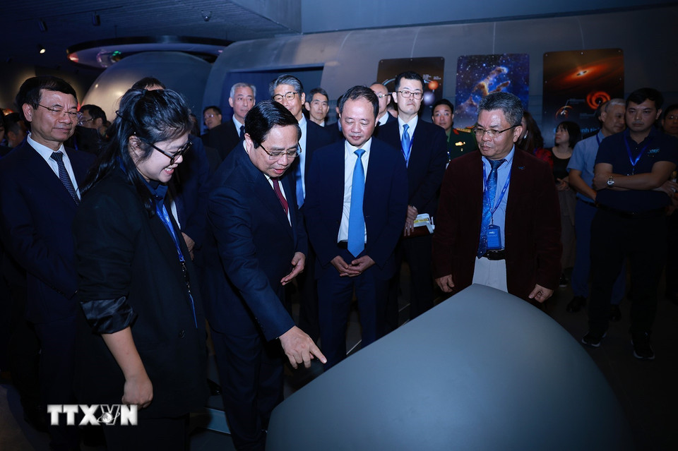 Thủ tướng Phạm Minh Chính tham quan Bảo tàng vũ trụ Việt Nam tại Khu Công nghệ cao Hòa Lạc. (Ảnh: Dương Giang/TTXVN)