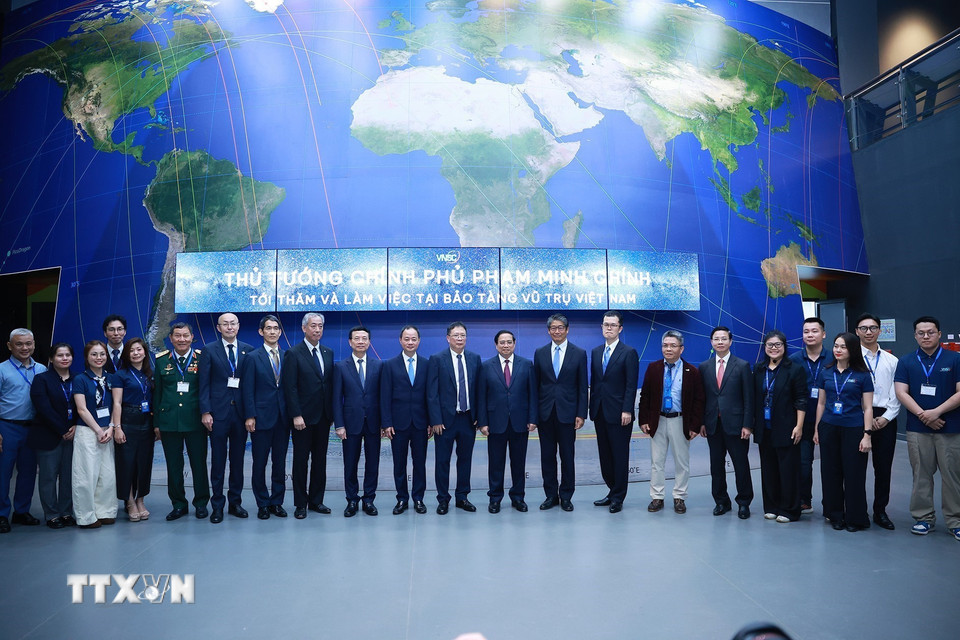 Thủ tướng Phạm Minh Chính tham quan Bảo tàng vũ trụ Việt Nam tại Khu Công nghệ cao Hòa Lạc. (Ảnh: Dương Giang/TTXVN)