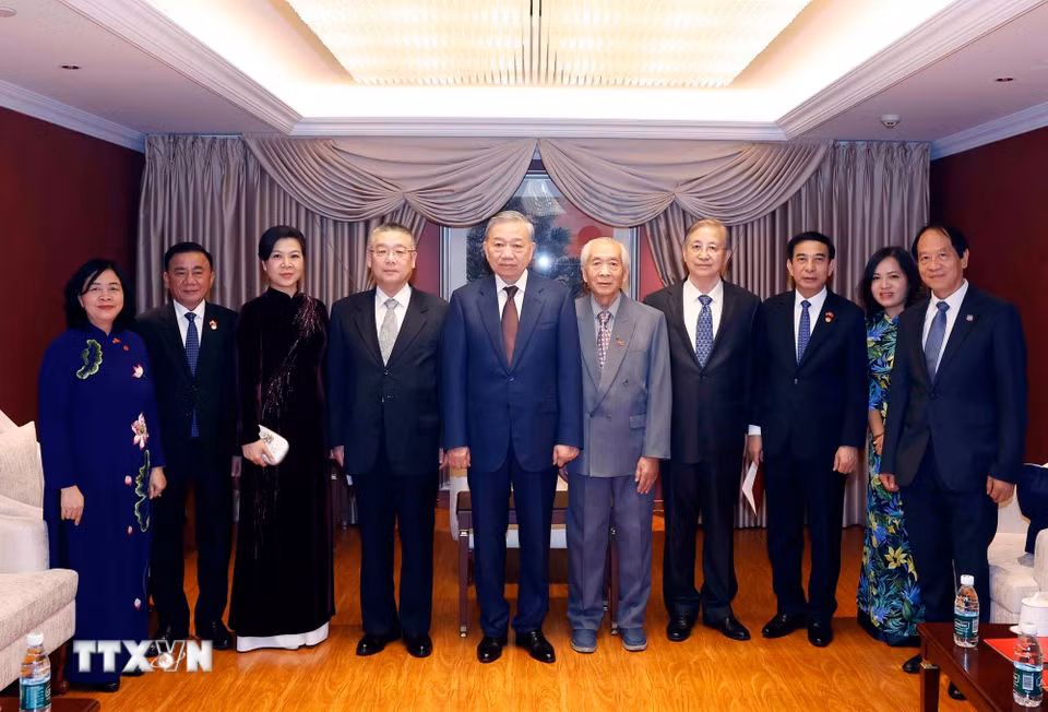 Tổng Bí thư, Chủ tịch nước Tô Lâm và Phu nhân gặp mặt thân nhân các tướng lĩnh, chuyên gia, nhân sỹ hữu nghị Việt Nam-Trung Quốc. (Ảnh: Thống Nhất/TTXVN)