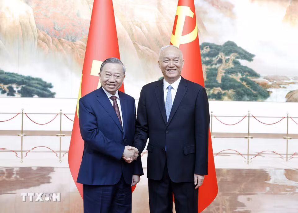 Tổng Bí thư, Chủ tịch nước Tô Lâm và đồng chí Thái Kỳ, Ủy viên Ban Thường vụ Bộ Chính trị, Bí thư Ban Bí thư Trung ương Đảng Cộng sản Trung Quốc. (Ảnh: Thống Nhất/TTXVN)