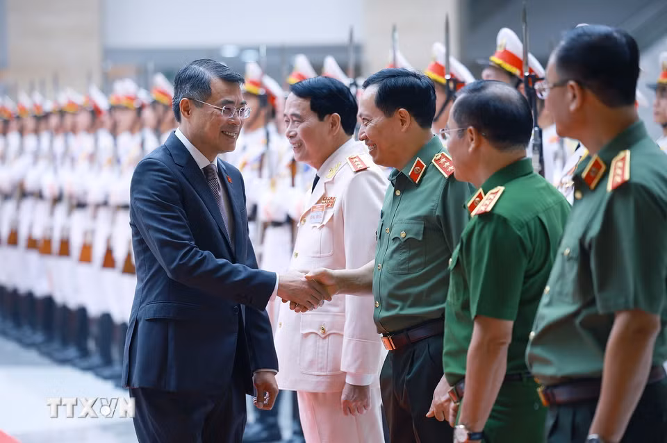 Thủ tướng Lê Minh Hưng với các lãnh đạo Bộ Công an dự Hội nghị sơ kết công tác công an 6 tháng đầu năm 2026. (Ảnh: Dương Giang/TTXVN)