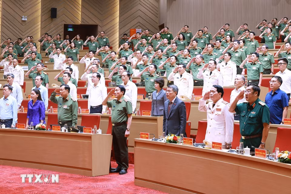 Thủ tướng Lê Minh Hưng và các đại biểu dự Hội nghị sơ kết công tác công an 6 tháng đầu năm 2026. (Ảnh: Dương Giang/TTXVN)