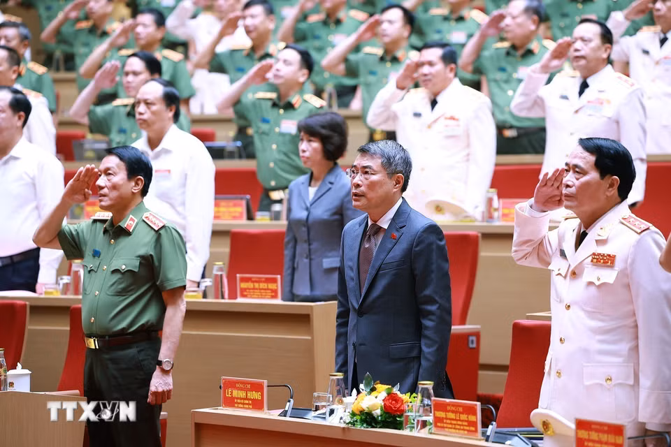 Thủ tướng Lê Minh Hưng và các đại biểu dự Hội nghị sơ kết công tác công an 6 tháng đầu năm 2026. (Ảnh: Dương Giang/TTXVN)
