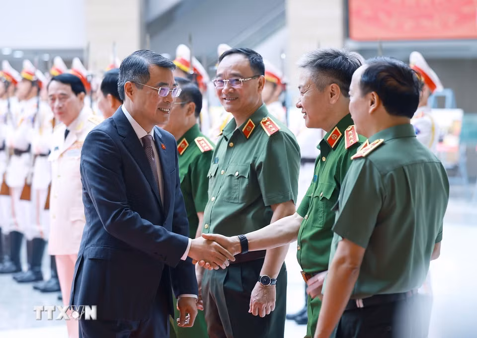 Thủ tướng Lê Minh Hưng với các lãnh đạo Bộ Công an dự Hội nghị sơ kết công tác công an 6 tháng đầu năm 2026. (Ảnh: Dương Giang/TTXVN)