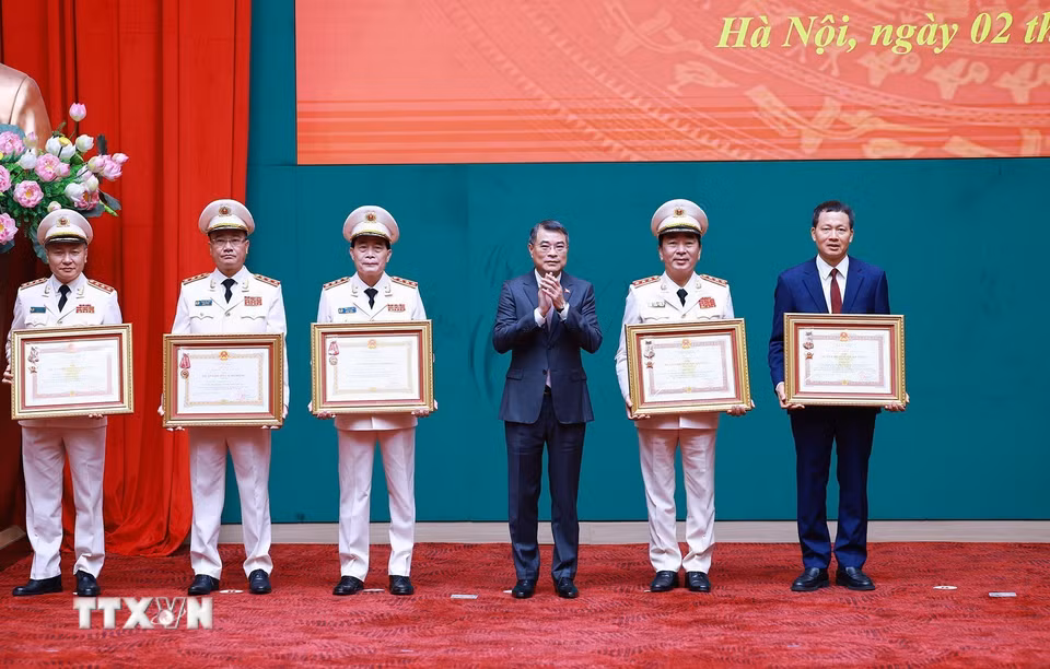 Thủ tướng Lê Minh Hưng trao Huân chương Quân công hạng Nhất và Huân chương Lao động hạng Ba cho các cá nhân có thành tích xuất sắc. (Ảnh: Dương Giang/TTXVN)