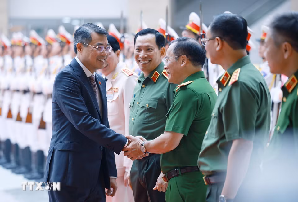 Thủ tướng Lê Minh Hưng với các lãnh đạo Bộ Công an dự Hội nghị sơ kết công tác công an 6 tháng đầu năm 2026. (Ảnh: Dương Giang/TTXVN)