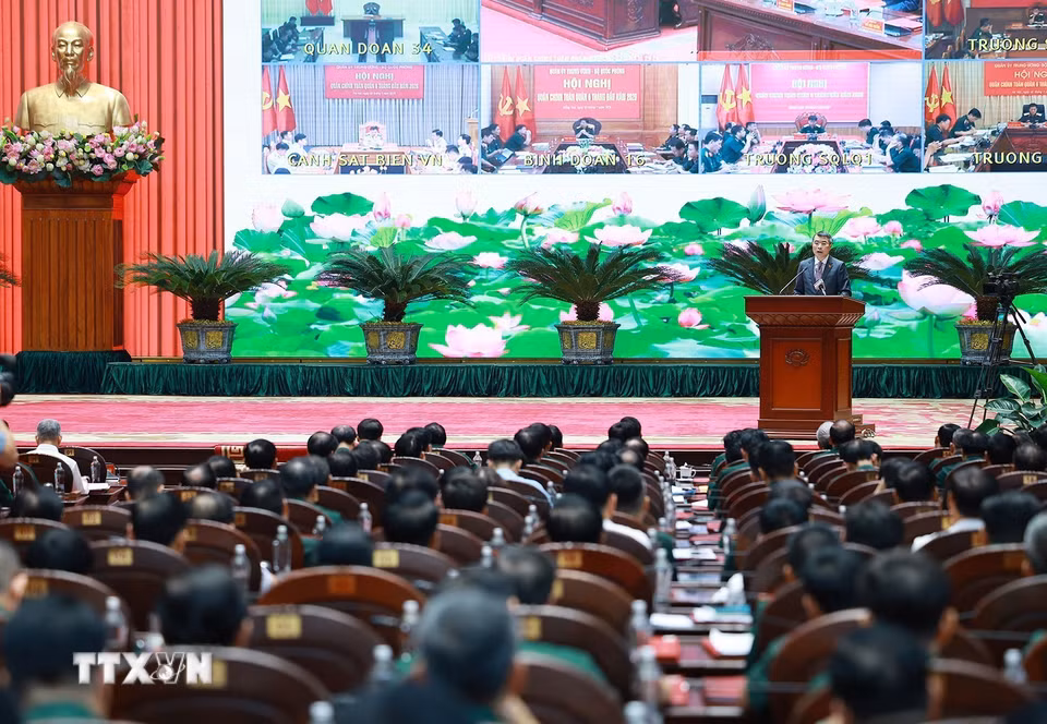 Thủ tướng Lê Minh Hưng phát biểu chỉ đạo tại Hội nghị quân chính toàn quân 6 tháng đầu năm 2026. (Ảnh: Dương Giang/TTXVN)