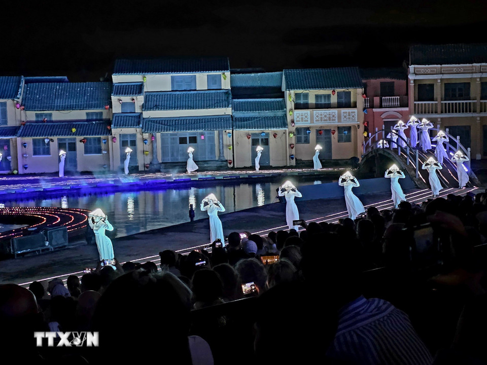 Biểu diễn nghệ thuật tại chương trình. (Ảnh: Trần Lê Lâm/TTXVN)