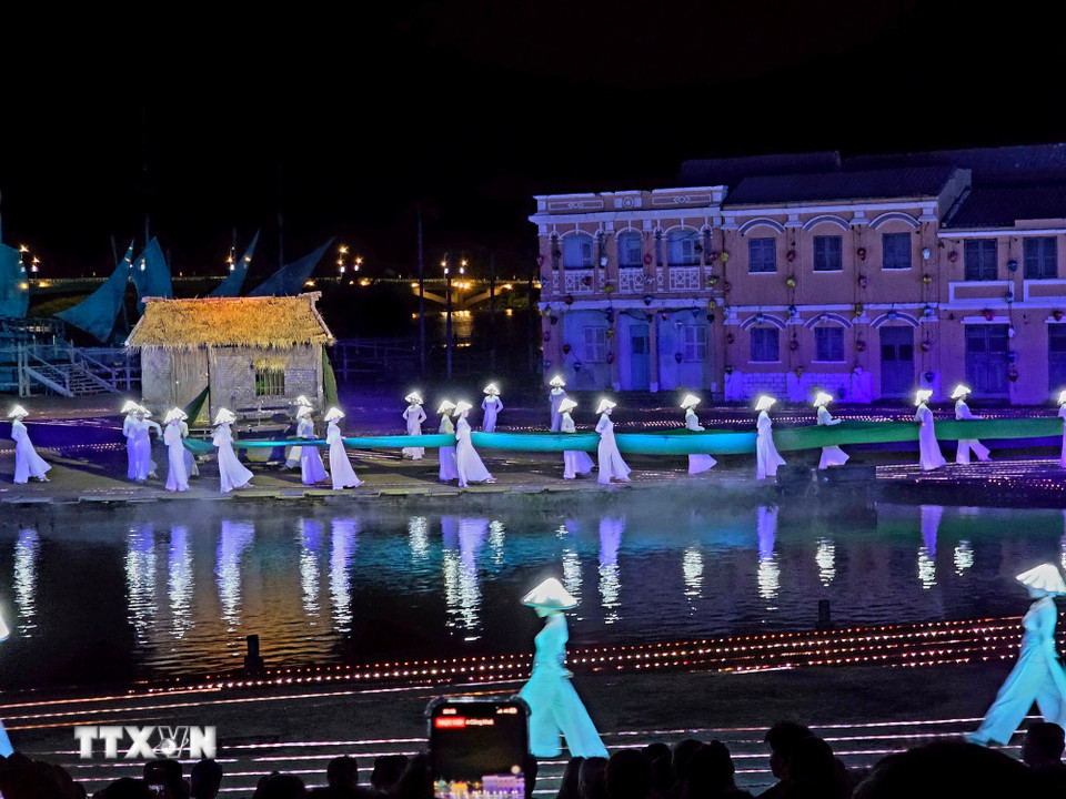 Biểu diễn nghệ thuật tại chương trình. (Ảnh: Trần Lê Lâm/TTXVN)