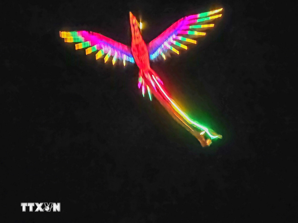 Màn trình diễn drone tái hiện hình tượng rồng-phượng trên bầu trời Hội An. (Ảnh: Trần Lê Lâm/TTXVN)