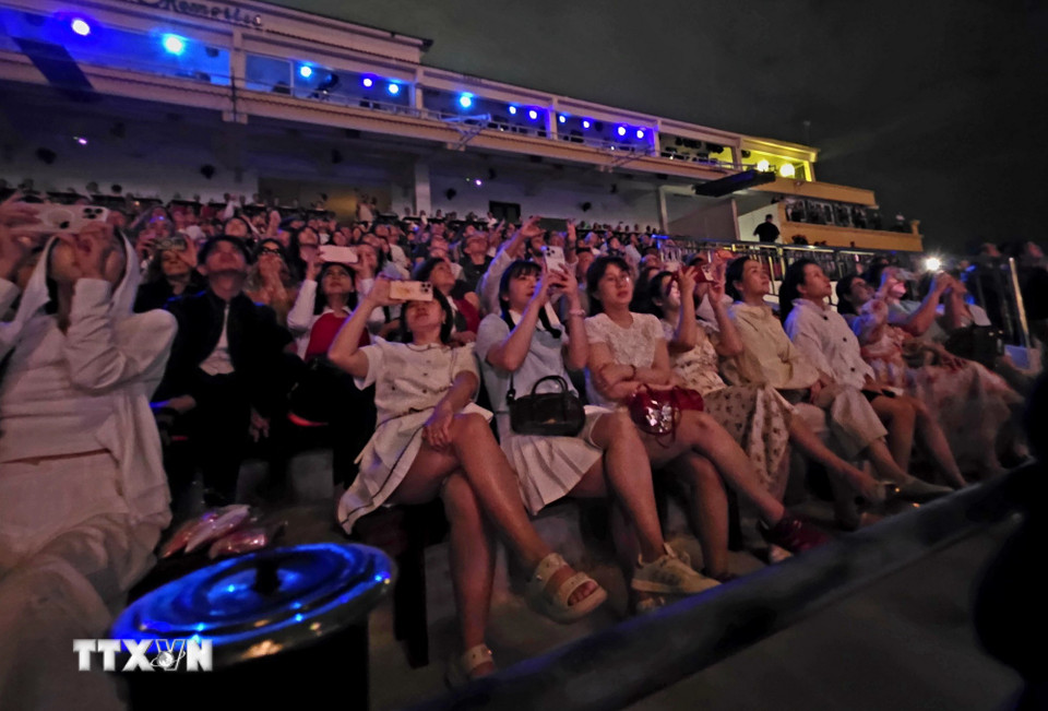 Chương trình thu hút đông đảo du khách trong nước và quốc tế thưởng lãm. (Ảnh: Trần Lê Lâm/TTXVN)