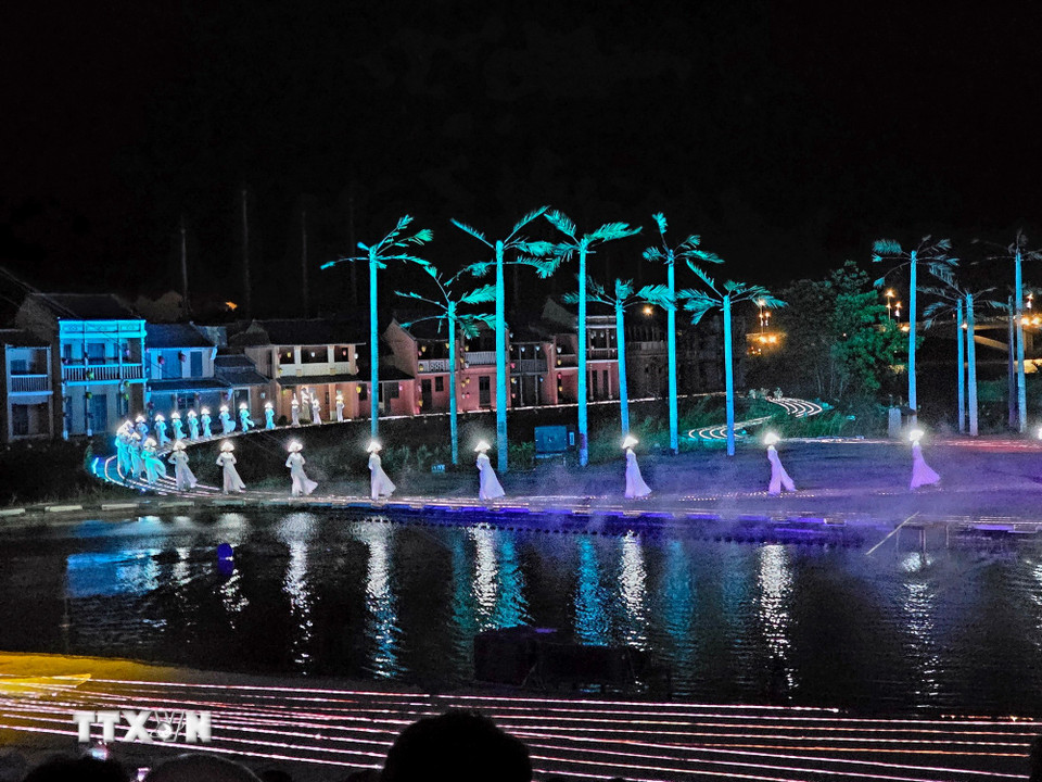 Biểu diễn nghệ thuật tại chương trình. (Ảnh: Trần Lê Lâm/TTXVN)