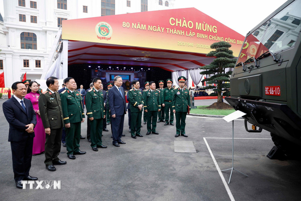 Tổng Bí thư Tô Lâm và đại biểu xem trưng bày các khí tài của Binh chủng Công binh. (Ảnh: Thống Nhất/TTXVN)