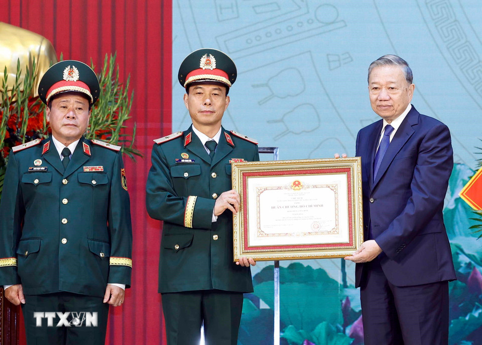 Tổng Bí thư Tô Lâm trao tặng Huân chương Hồ Chí Minh cho Binh chủng Công binh. (Ảnh: Thống Nhất/TTXVN)