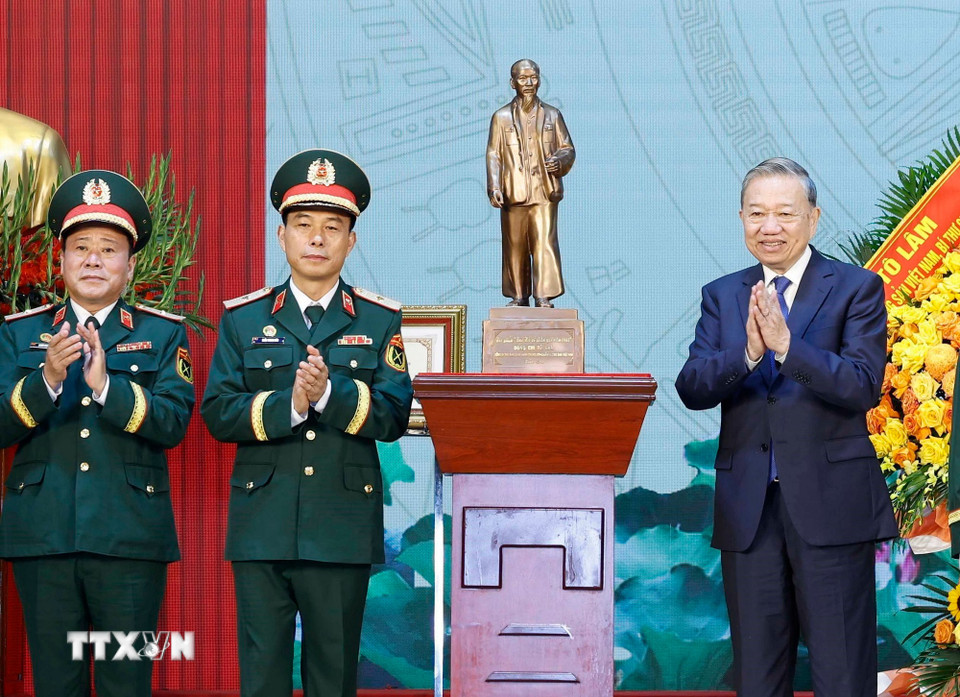 Tổng Bí thư Tô Lâm tặng bức tượng Chủ tịch Hồ Chí Minh cho Binh chủng Công binh. (Ảnh: Thống Nhất/TTXVN)