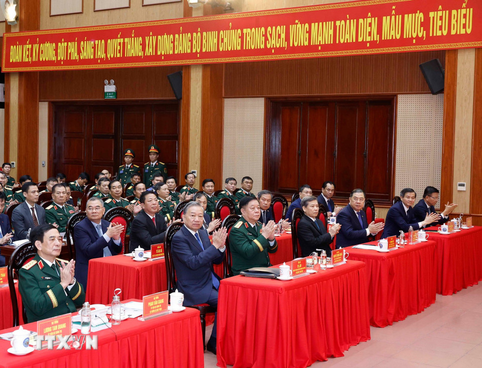 Tổng Bí thư Tô Lâm và các đại biểu dự Lễ kỷ niệm 80 năm Ngày thành lập Binh chủng Công binh. (Ảnh: Thống Nhất/TTXVN)