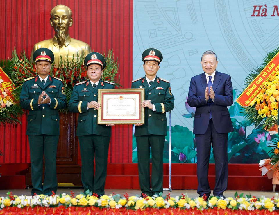 Tổng Bí thư Tô Lâm trao tặng Huân chương Hồ Chí Minh cho Binh chủng Công binh. (Ảnh: Thống Nhất/TTXVN)