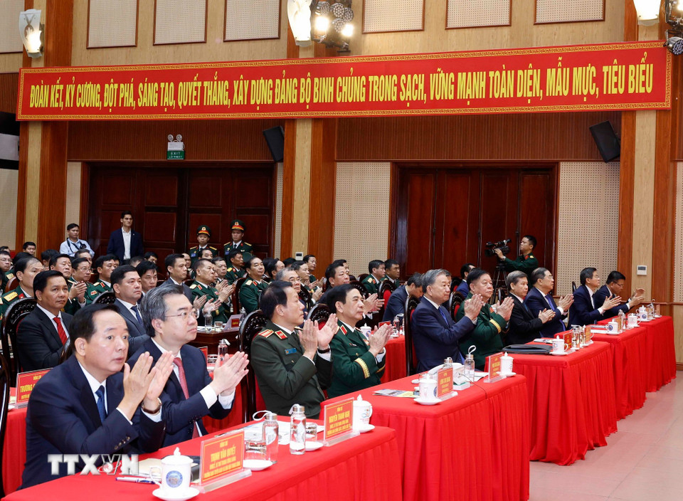 Tổng Bí thư Tô Lâm và các đại biểu dự Lễ kỷ niệm 80 năm Ngày thành lập Binh chủng Công binh. (Ảnh: Thống Nhất/TTXVN)