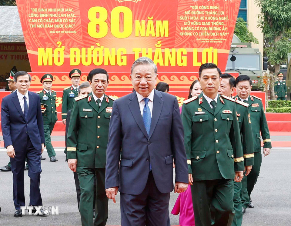 Tổng Bí thư Tô Lâm và các đại biểu đến dự Lễ kỷ niệm 80 năm Ngày thành lập Binh chủng Công binh. (Ảnh: Thống Nhất/TTXVN)