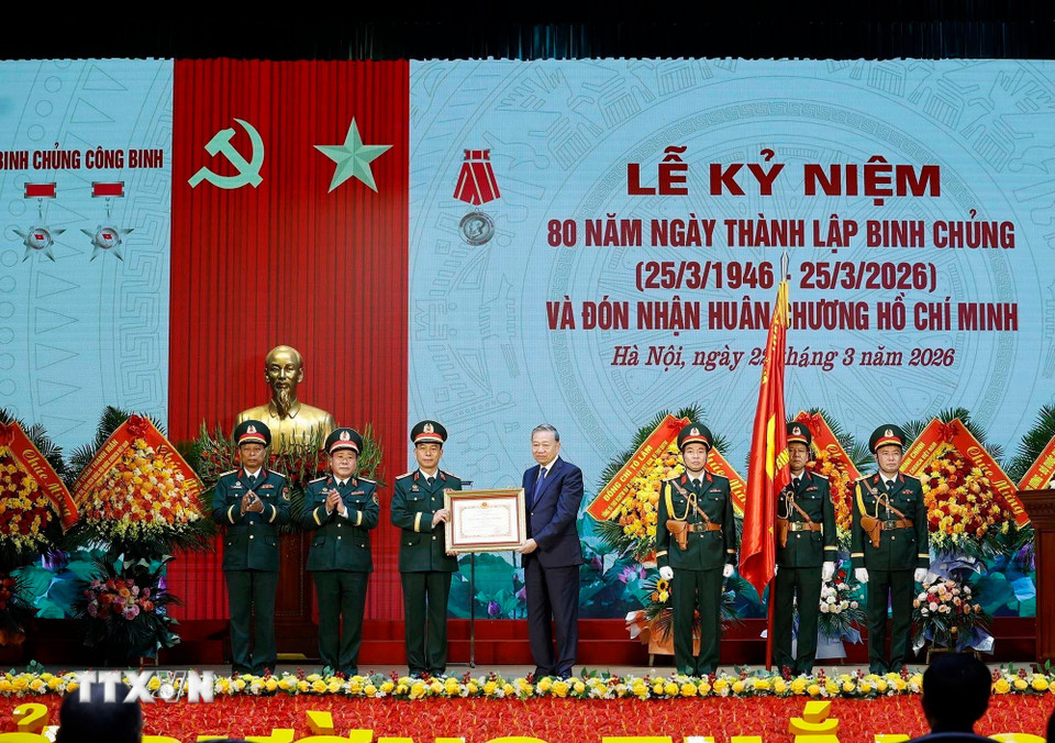 Tổng Bí thư Tô Lâm trao tặng Huân chương Hồ Chí Minh cho Binh chủng Công binh. (Ảnh: Thống Nhất/TTXVN)
