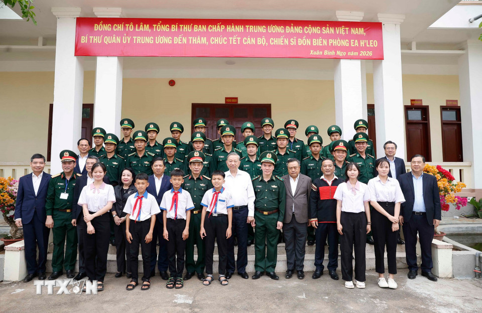 Tổng Bí thư Tô Lâm, Bí thư Quân ủy Trung ương thăm, chúc Tết cán bộ chiến sỹ biên phòng EA Hleo, tỉnh Đắk Lắk. (Ảnh: Thống Nhất/TTXVN)