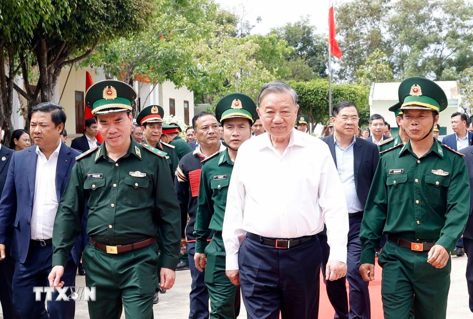 Tổng Bí thư Tô Lâm, Bí thư Quân ủy Trung ương thăm, chúc Tết cán bộ chiến sỹ Đồn Biên phòng EA Hleo, tỉnh Đắk Lắk. (Ảnh: Thống Nhất/TTXVN)