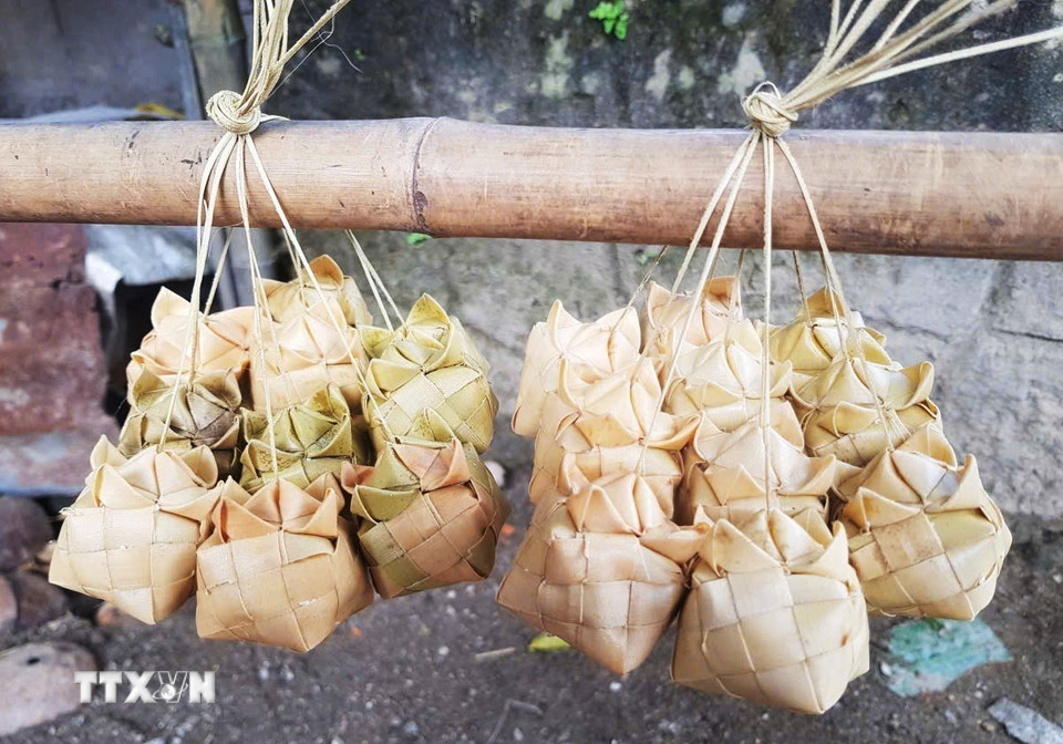 Những chiếc bánh Kà tum là một công trình nghệ thuật tinh xảo được làm nên từ đôi bàn tay khéo léo của người phụ nữ dân tộc Khmer tỉnh An Giang. (Ảnh: Công Mạo/TTXVN)