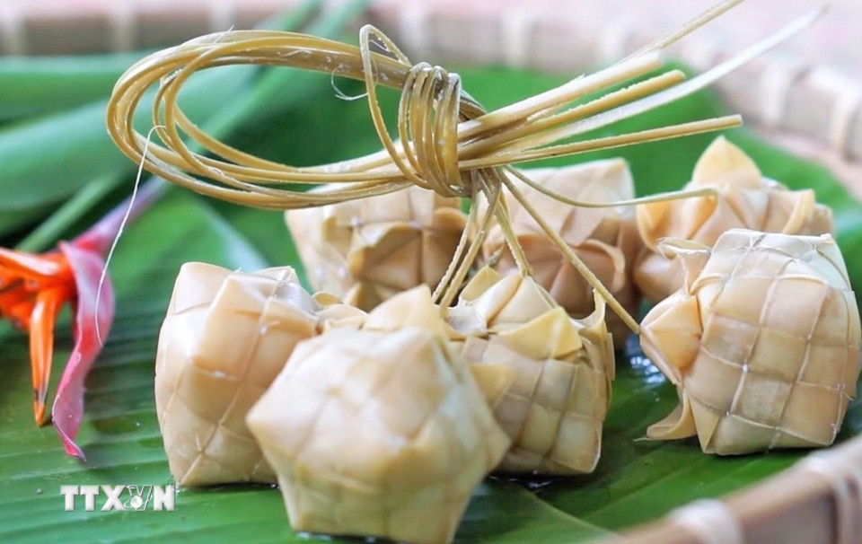 Trước đây, bánh Kà tum được làm chỉ để phục vụ trong các ngày lễ lớn của đồng bào dân tộc Khmer, như: Tết Chôl Chnăm Thmây, lễ Sene Dolta… Ngày nay, nhu cầu đối với bánh Kà tum tăng cao, trở thành món quà đặc sản của địa phương với mức giá bình dân (6.000 đồng/chiếc). (Ảnh: Công Mạo/TTXVN)