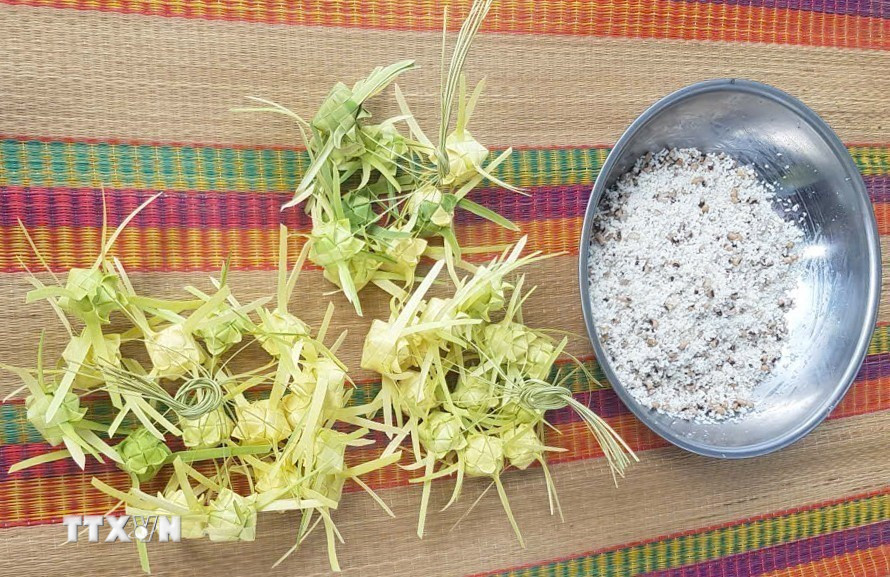 Sự tinh tế của bánh Kà tum nằm ở chỗ bánh là sự kết hợp của nông sản địa phương như gạo nếp ngâm kỹ, đậu trắng, lạc (đậu phộng) nấu chín, dừa nạo tay cùng chút đường, muối để cân bằng vị giác. (Ảnh: Công Mạo/TTXVN)