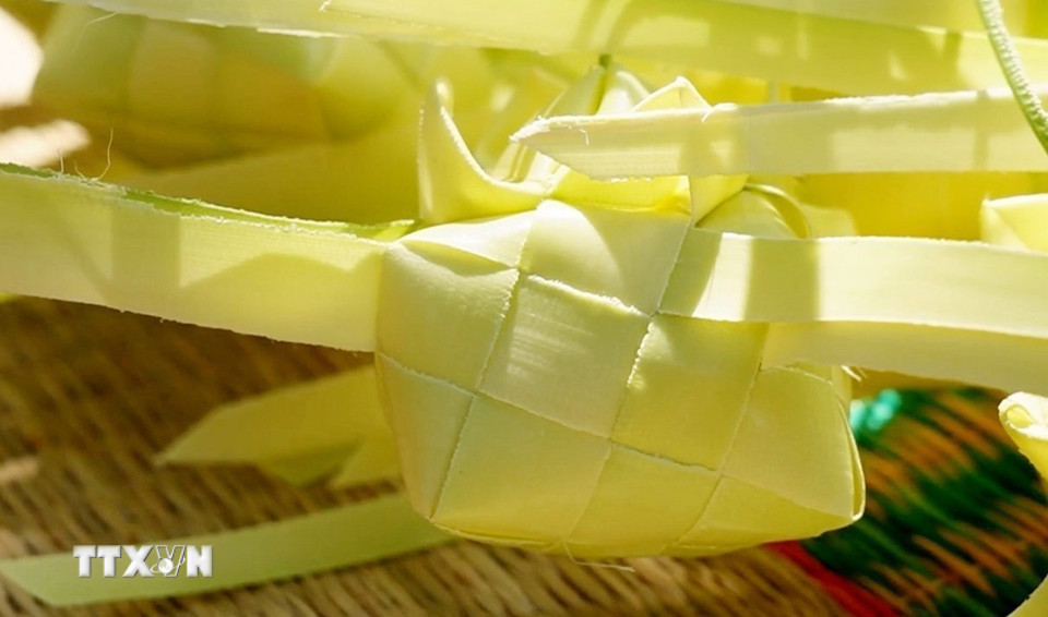 Những chiếc vỏ bánh Kà tum được đan từ lá thốt nốt non rất cầu kỳ, tạo điểm nhấn cho chiếc bánh truyền thống của người Khmer vùng Bảy Núi An Giang. (Ảnh: Công Mạo/TTXVN)