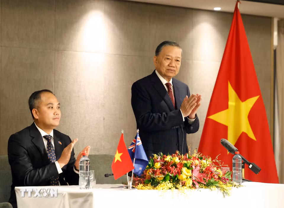 Tổng Bí thư, Chủ tịch nước Tô Lâm nói chuyện với cán bộ, nhân viên Đại sứ quán Việt Nam tại New Zealand. (Ảnh: Thống Nhất/TTXVN)