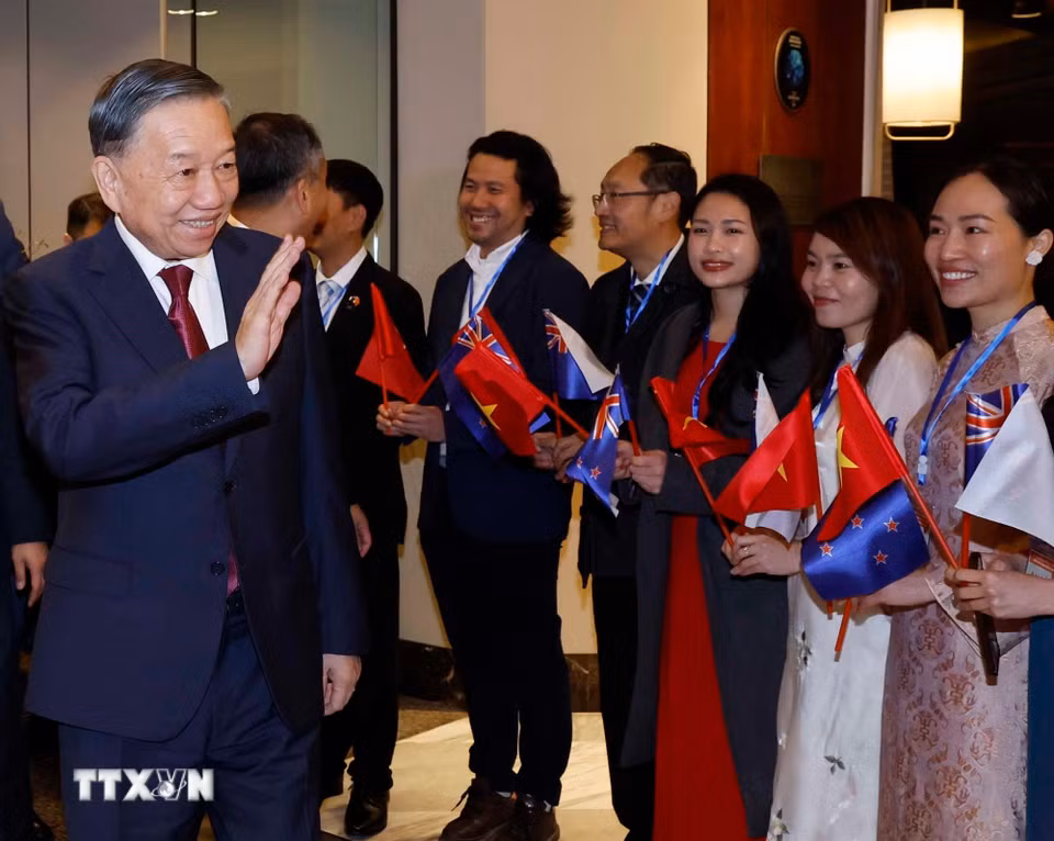 Cán bộ, nhân viên Đại sứ quán và đại diện cộng đồng người Việt Nam tại New Zealand đón Tổng Bí thư, Chủ tịch nước Tô Lâm. (Ảnh: Thống Nhất/TTXVN)