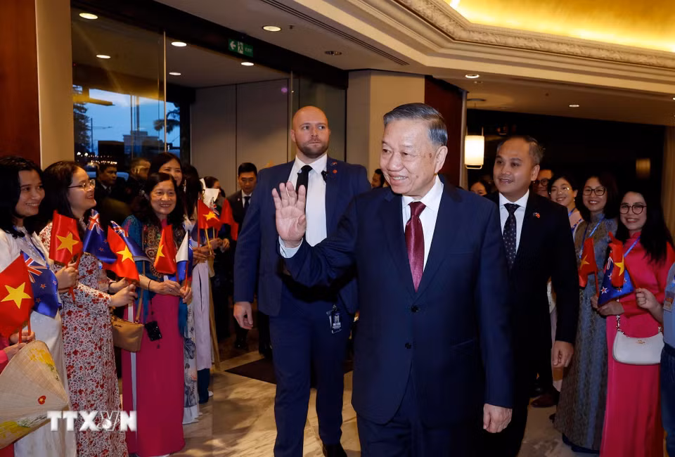 Cán bộ, nhân viên Đại sứ quán và đại diện cộng đồng người Việt Nam tại New Zealand đón Tổng Bí thư, Chủ tịch nước Tô Lâm. (Ảnh: Thống Nhất/TTXVN)