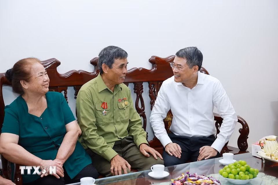 Thủ tướng Lê Minh Hưng thăm gia đình ông Vy Văn Nước (sinh năm 1948, thương binh tỷ lệ tổn thương cơ thể 42%), sinh sống tại Khối 8, phường Đông Kinh. (Ảnh: Dương Giang/TTXVN)