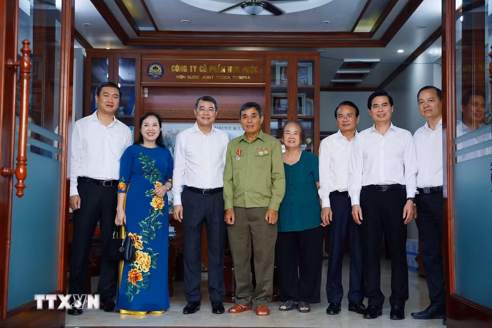 Thủ tướng Lê Minh Hưng thăm gia đình ông Vy Văn Nước (sinh năm 1948, thương binh tỷ lệ tổn thương cơ thể 42%), sinh sống tại Khối 8, phường Đông Kinh. (Ảnh: Dương Giang/TTXVN)